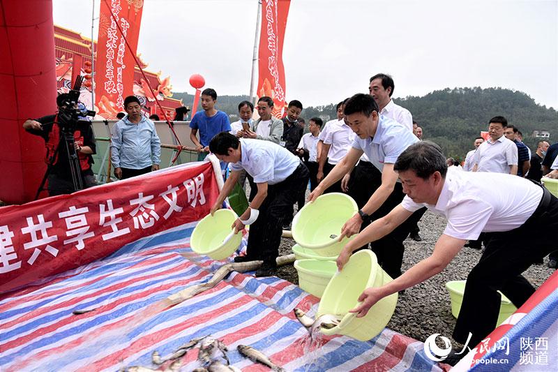 洞河水庫舉行了漁業(yè)增殖放流活動，共投放花白鰱等濾食性魚苗10萬余尾。