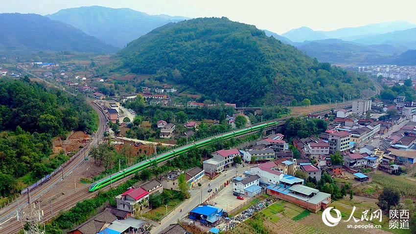 2021年9月30日，陽平關(guān)至安康跑起“復(fù)興號”動車組，標(biāo)志秦巴深處的陽安鐵路全線邁入動車新時代。圖為陽平關(guān)至安康“復(fù)興號”動車在秦巴山區(qū)的崇山峻嶺間穿行。郝正國攝