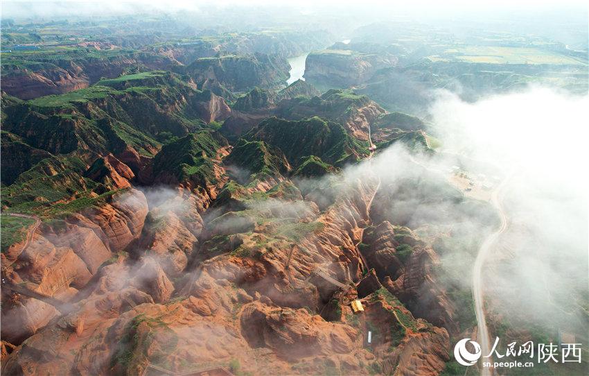 波浪谷景區(qū)的層層紅砂巖與碧水藍天共入秋色，成為一道醉人的風(fēng)景。白凌燕攝