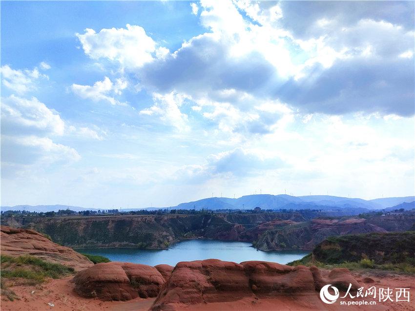 波浪谷景區(qū)的層層紅砂巖與碧水藍(lán)天共入秋色，成為一道醉人的風(fēng)景。白凌燕攝