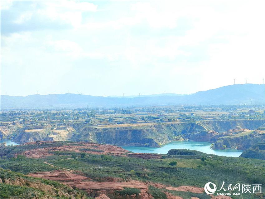 波浪谷景區(qū)的層層紅砂巖與碧水藍(lán)天共入秋色，成為一道醉人的風(fēng)景。白凌燕攝