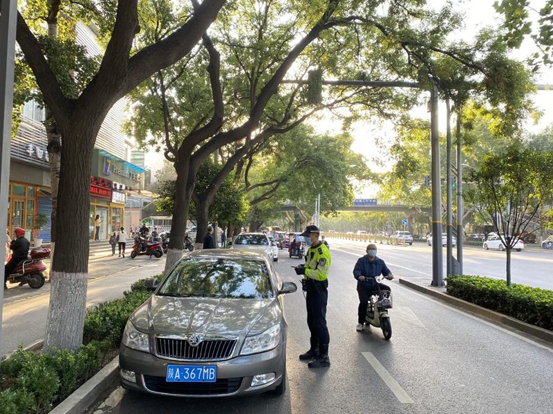 西安交警指揮中心“開學首日”指揮崗全員上崗，嚴防發(fā)生長時間、大面積交通擁堵。西安市交警支隊供圖