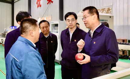 陜西稅務(wù)開展“錘煉初心 滋養(yǎng)初心 找尋初心”系列主題活動為大力弘揚偉大建黨精神和延安精神，推動稅收現(xiàn)代化服務(wù)中國式現(xiàn)代化大討論走深走實，11月16日、17日，陜西省稅務(wù)局黨委領(lǐng)導(dǎo)班子赴延安開展了“錘煉初心、樹牢為民情懷，滋養(yǎng)初心、延安精神鑄稅魂，找尋初心、發(fā)揚革命傳統(tǒng)”為主題的“紅色足跡引領(lǐng)學(xué)”系列活動。