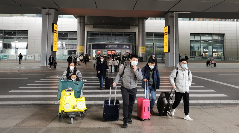 旅客有序走出機(jī)場(chǎng)，難掩回家的喜悅。西咸新區(qū)空港新城供圖