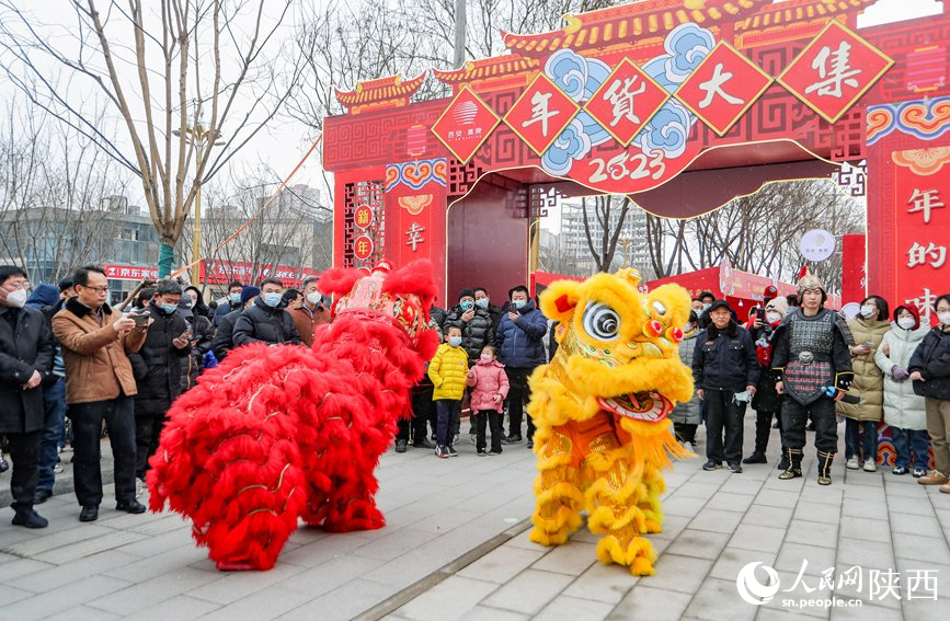 陜西高陵年貨大集現(xiàn)場(chǎng)的傳統(tǒng)舞獅表演。