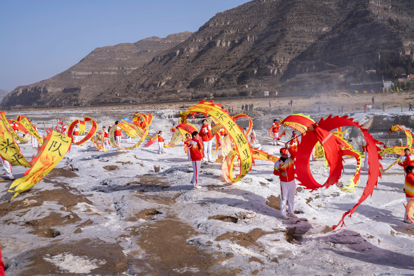 春節(jié)期間，陜西黃河壺口瀑布景區(qū)推出精彩非遺民俗活動(dòng)。楊峰 攝