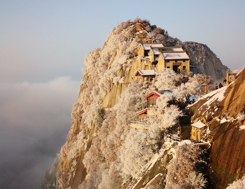 雪霽初晴 華山巍峨美如畫。左小峰 攝