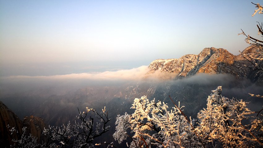 雪霽初晴 華山巍峨美如畫。左小峰 攝