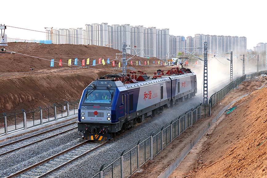 西安東站建設(shè)區(qū)域，電力機車從剛剛開通的西康便線順利通過。劉翔攝