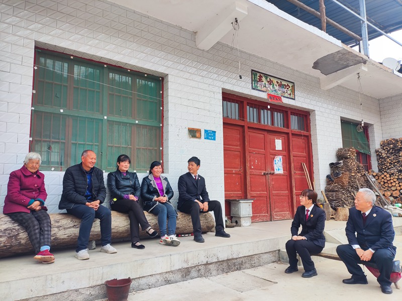 丹鳳縣檢察院向庾嶺鎮(zhèn)村民宣傳即將施行的《黃河保護(hù)法》。陜西省人民檢察院供圖