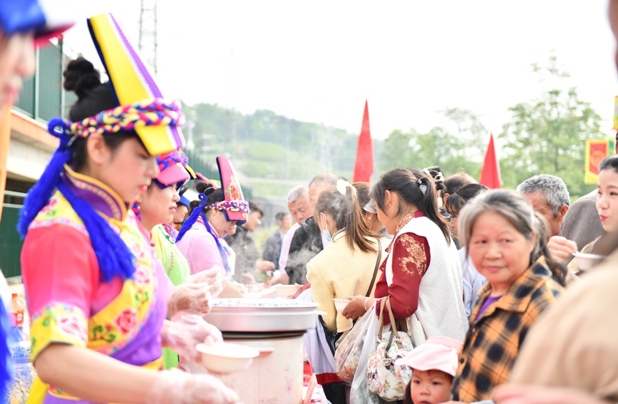 寧強火車站“復興號”動車組停靠儀式暨大安鎮(zhèn)文旅特色產(chǎn)品推介會現(xiàn)場。西安鐵路局供圖