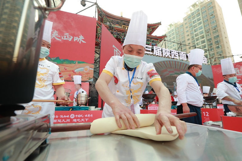 醒面、搟面也是技術(shù)活。包鑫 攝