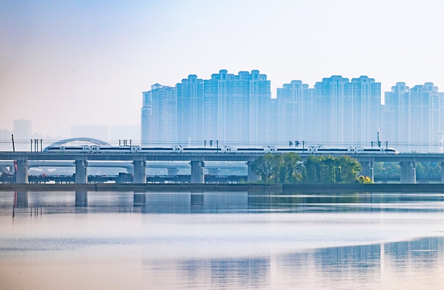 和諧號(hào)動(dòng)車(chē)組列車(chē)駛過(guò)鄭西高鐵灞河大橋。劉翔 攝