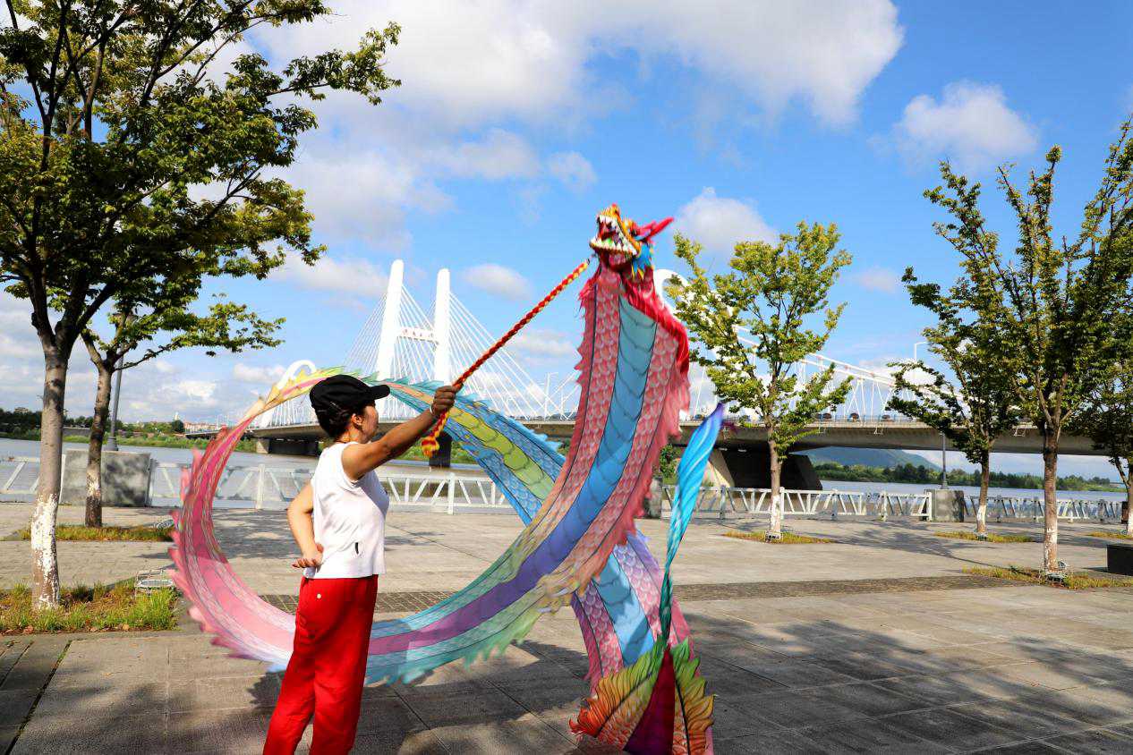 市民在天漢濕地公園健身舞龍。