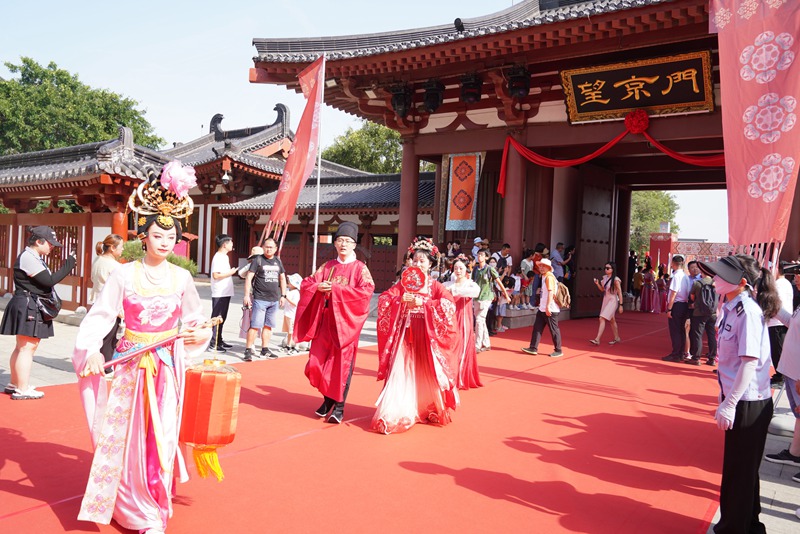 新人著鳳冠霞帔體驗唐代傳統(tǒng)婚禮儀式。王三合 攝