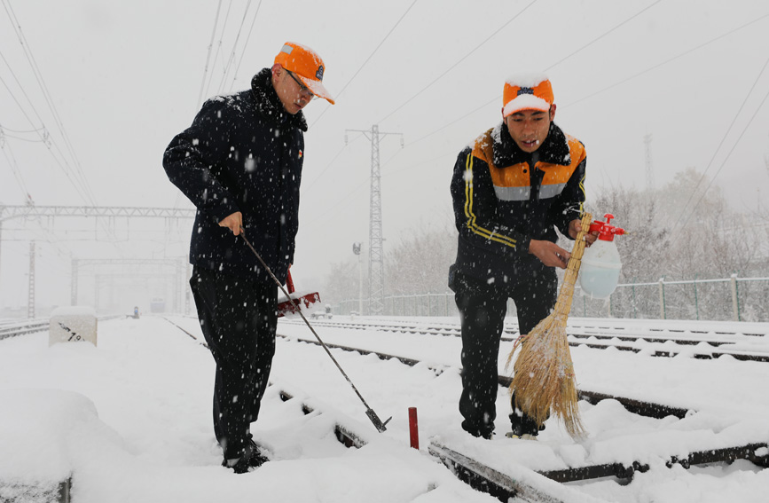 鐵路人加大對道岔設(shè)備的除雪、檢修和保養(yǎng)力度。閆強(qiáng)攝