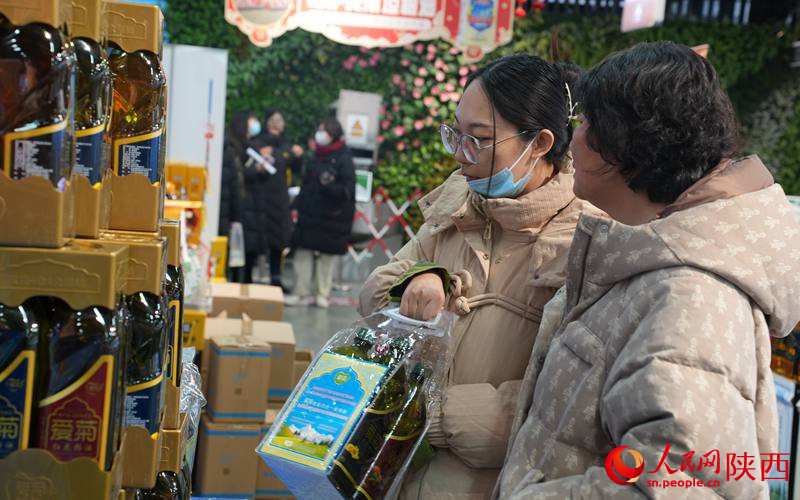 市民在西安愛菊糧油園區(qū)內(nèi)挑選“洋年貨”。人民網(wǎng)記者  賈凱璐攝