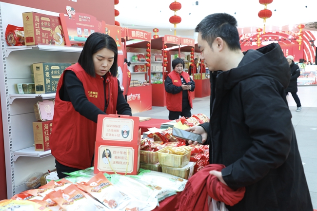 2024年榆林市榆陽(yáng)區(qū)第二屆年貨節(jié)北京站啟動(dòng)1月27日，沙地上郡·榆陽(yáng)好產(chǎn)品2024年榆林市榆陽(yáng)區(qū)第二屆年貨節(jié)北京站啟動(dòng)，來(lái)自榆陽(yáng)區(qū)30個(gè)展位展示出171類、2779件產(chǎn)品，吸引眾多首都市民前來(lái)品嘗和購(gòu)買。