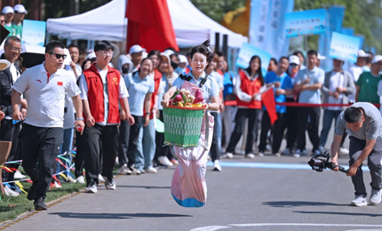 體育助力鄉(xiāng)村振興，這場農(nóng)民趣味運動會玩嗨啦！初夏時節(jié)，忙罷將至。為豐富廣大群眾體育文化生活、發(fā)展農(nóng)村體育事業(yè)、推進(jìn)農(nóng)村全民健身活動，西安市關(guān)中忙罷農(nóng)民趣味運動會5月10日在鄠邑區(qū)蔡家坡村舉行。