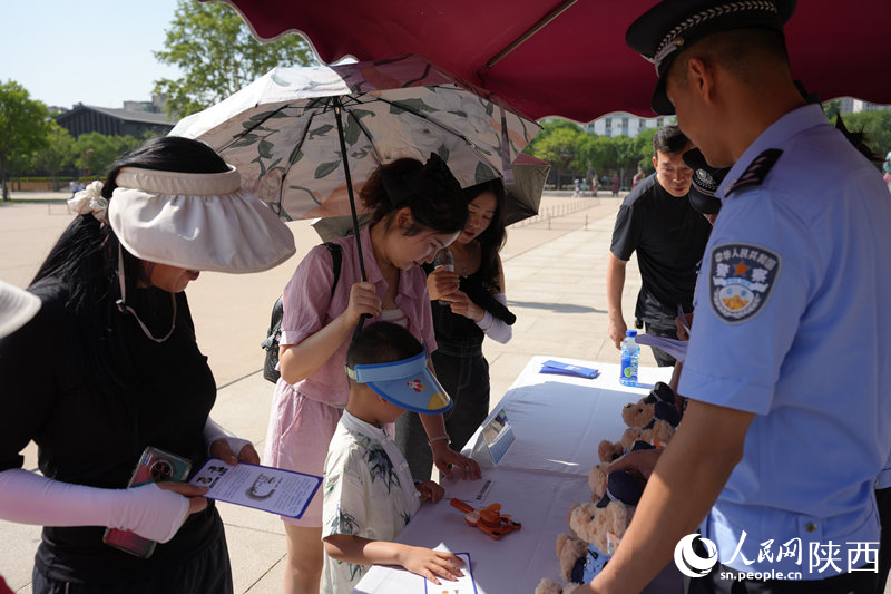 市民群眾積極參與文物知識(shí)有獎(jiǎng)問(wèn)答。人民網(wǎng)記者 李志強(qiáng)攝