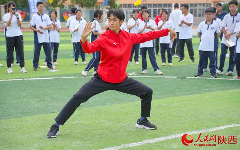 全國武術冠軍錢康現(xiàn)場展示武術動作要領。人民網(wǎng) 黨童攝