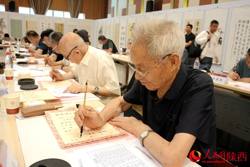 退休教師用毛筆書寫2024級新生錄取通知書。人民網(wǎng)記者 賈凱璐攝