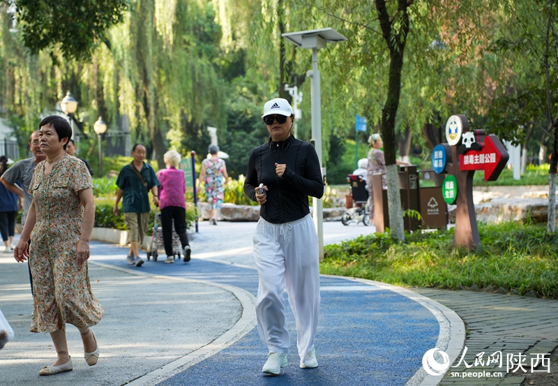 西安市勞動公園內(nèi)，市民正在健身步道上慢跑。人民網(wǎng)記者 賈凱璐攝