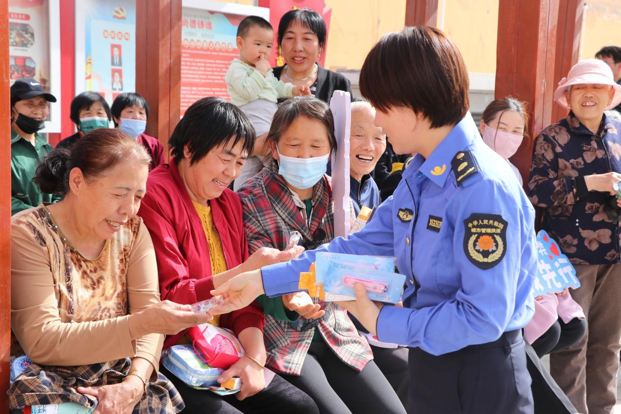 4月18日，神木市城市管理執(zhí)法大隊志愿者向居民宣傳“文明出行”知識，并發(fā)放創(chuàng)文宣傳品、倡議書，倡導(dǎo)居民在日常生活中做到文明出行、文明停車，共同助力全國文明城市創(chuàng)建。