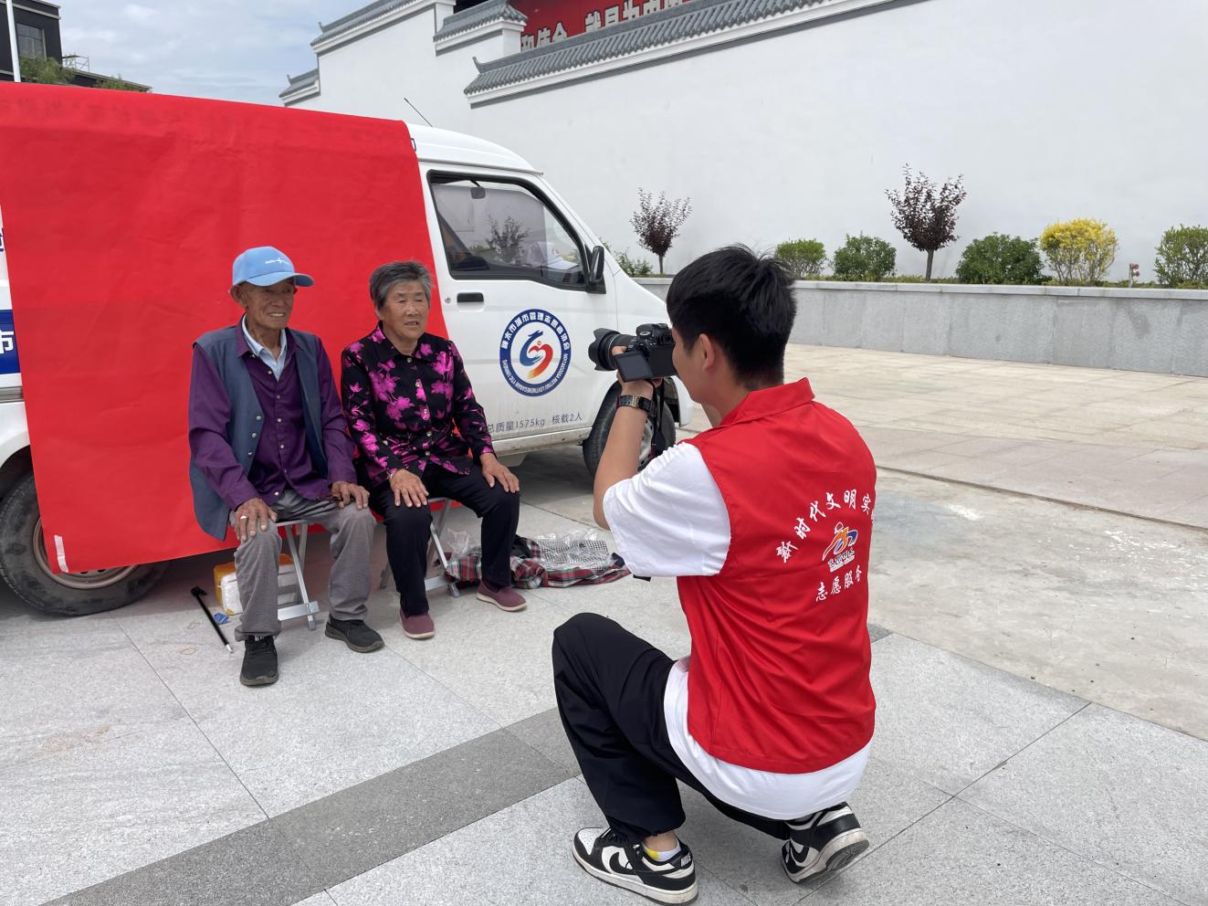 6月25日，神木市“逢五出發(fā) ”新時代文明實踐活動走進(jìn)中雞鎮(zhèn)為轄區(qū)70歲以上的老年人免費(fèi)拍攝了幸福照。