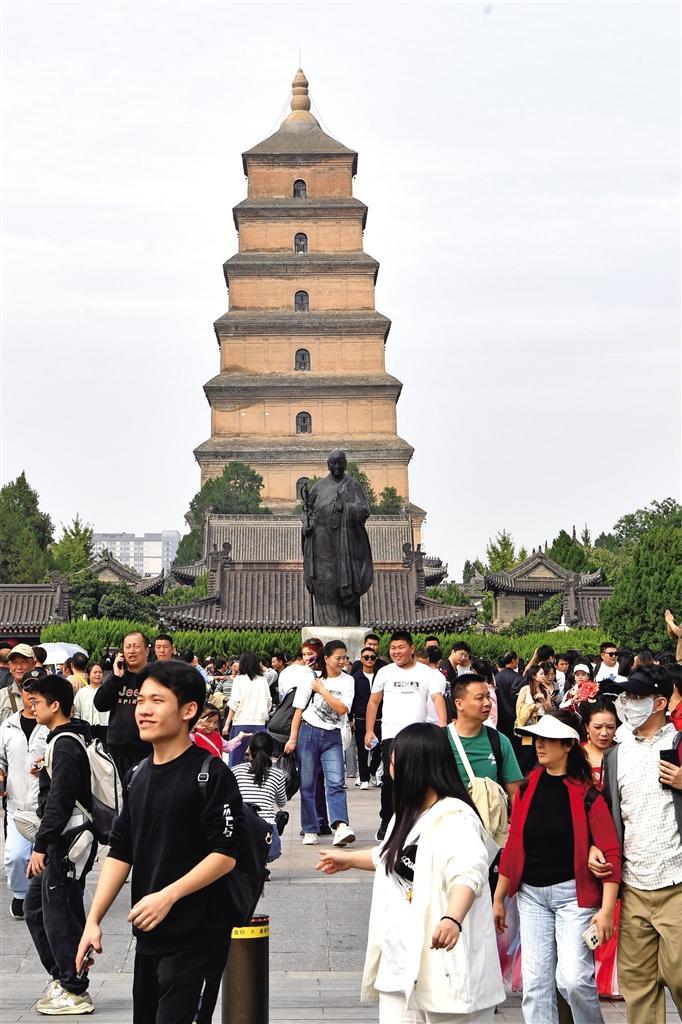 10月6日，游客在西安大雁塔景區(qū)參觀游覽。杜瑋攝