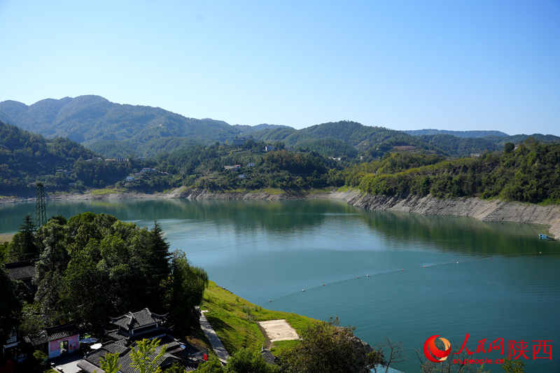 登高遠眺，瀛湖水面碧綠如璽。人民網記者 李志強攝