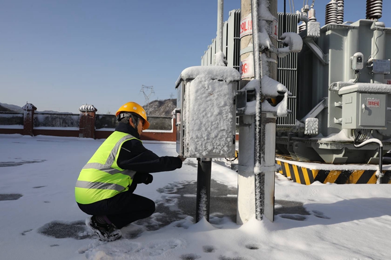 西安鐵路局寶雞供電段秦嶺供電車間變電所值守人員正在巡視檢查電動(dòng)隔離開關(guān)狀態(tài)。張贏弘 攝