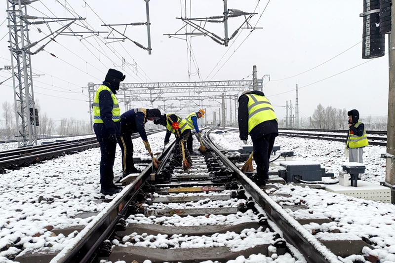 西安鐵路局綏德工電段神木西綜合維修車間職工正在進(jìn)行掃雪除冰作業(yè)。劉盼利  攝