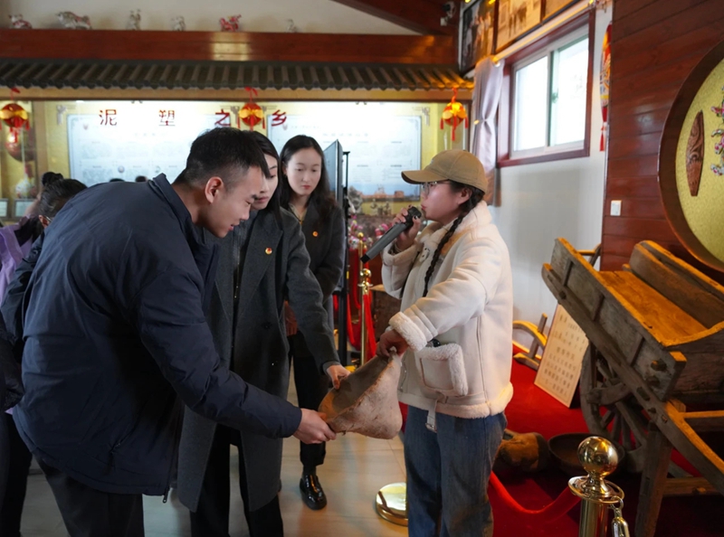 團員青年實地參觀非遺藝術品。