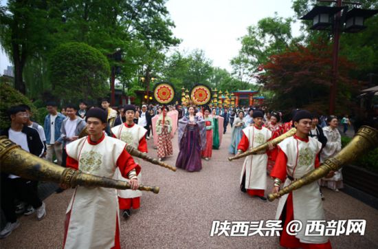 大唐芙蓉園唐文化主題巡游，再現(xiàn)熙攘繁盛大唐景象。