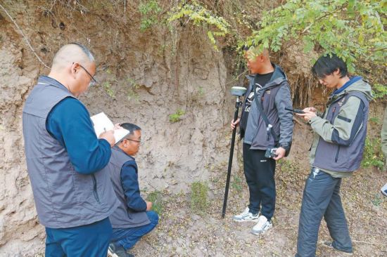 咸陽普查隊隊員在彬州市永樂鎮(zhèn)的下馬河遺址（暫定名）勘察。